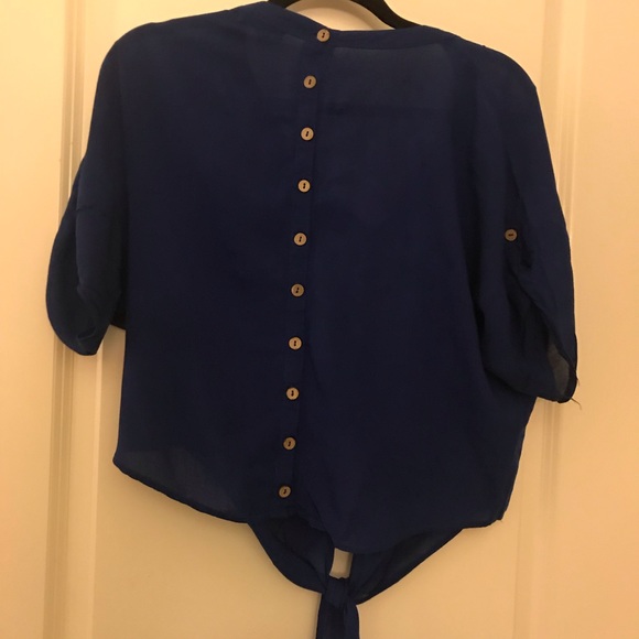 Blue crop top/loose fit with wood buttons - Picture 6 of 8